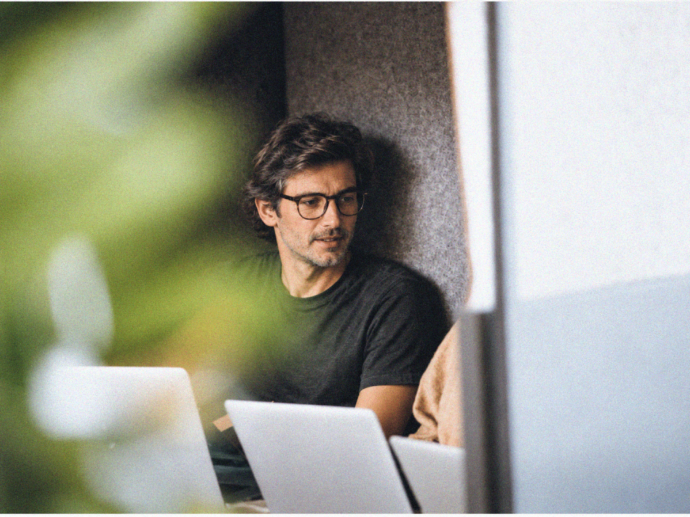 Asesor de AXS trabajando en una estrategia financiera